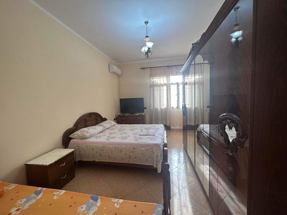Bed, TV and multimedia, Bedroom, wardrobe