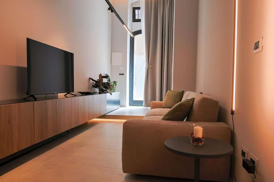 Bed, TV and multimedia, Living room