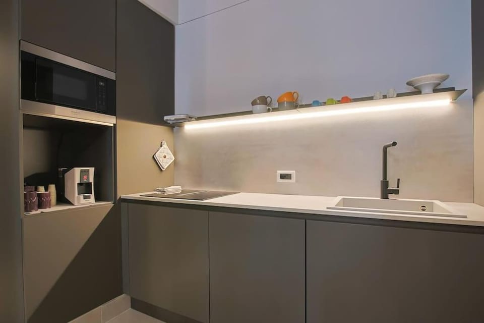 Kitchen or kitchenette, minibar