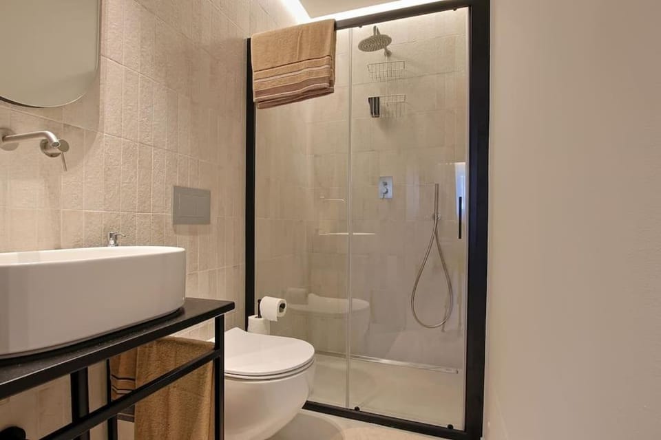 Shower, Toilet, Bathroom, towels