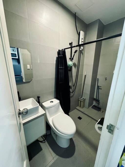 Shower, Toilet, Bathroom, bidet, towels