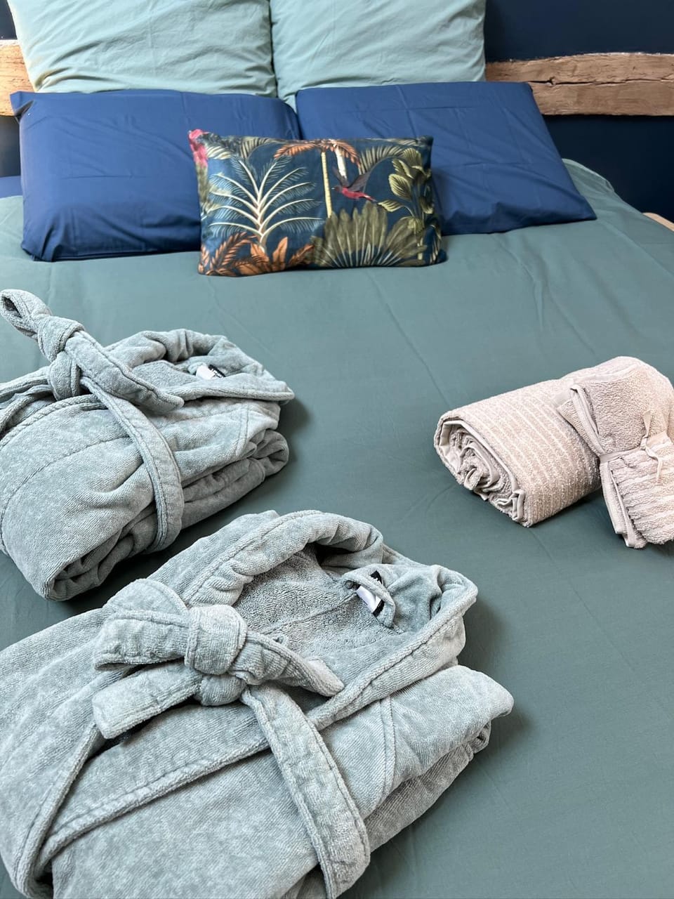 Bed, Bedroom, towels