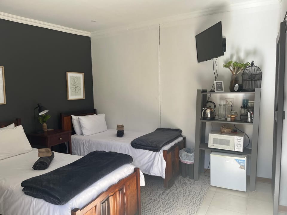 Bed, TV and multimedia, Kitchen or kitchenette, Photo of the whole room, Bedroom, towels