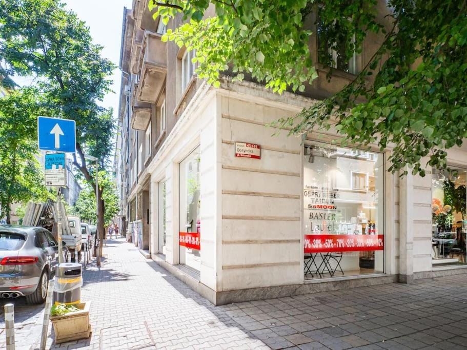 Property building, Street view, Location