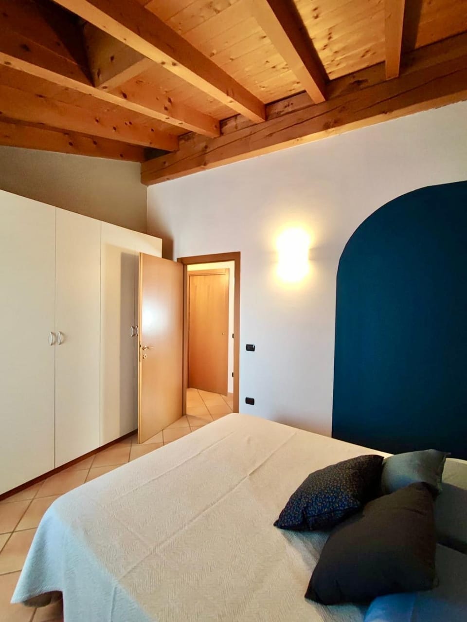 Photo of the whole room, Bedroom, wardrobe