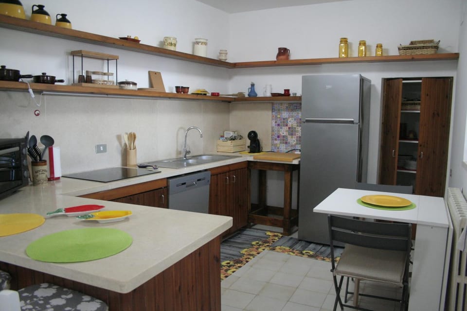 Kitchen or kitchenette, dishwasher, minibar, oven, stove