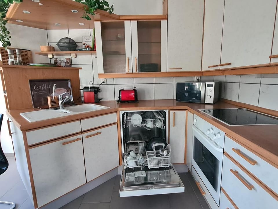 Coffee/tea facilities, Kitchen or kitchenette, dishwasher, oven, stove, toaster