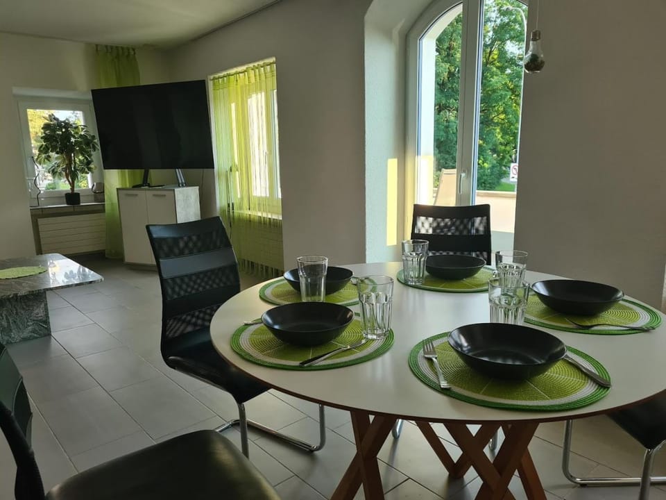 TV and multimedia, Living room, Seating area, Dining area