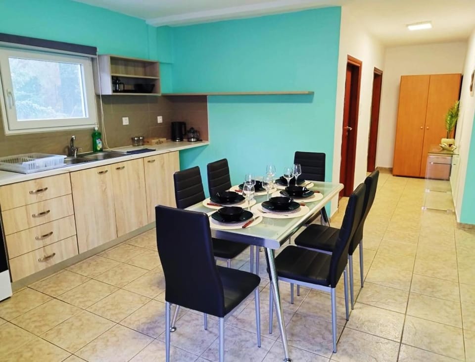 Dining area, kitchen