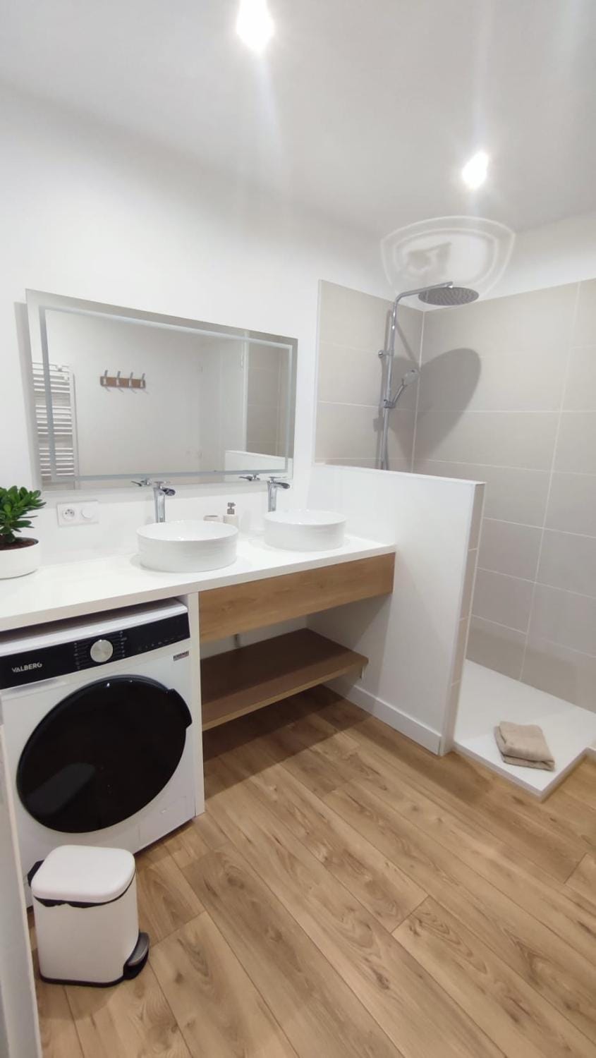Shower, Bathroom, towels, washing machine