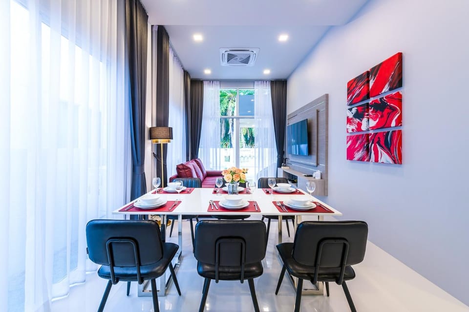 Property building, Restaurant/places to eat, Communal lounge/ TV room, Living room, Photo of the whole room, Family