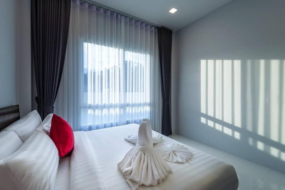 Bed, Bedroom, towels