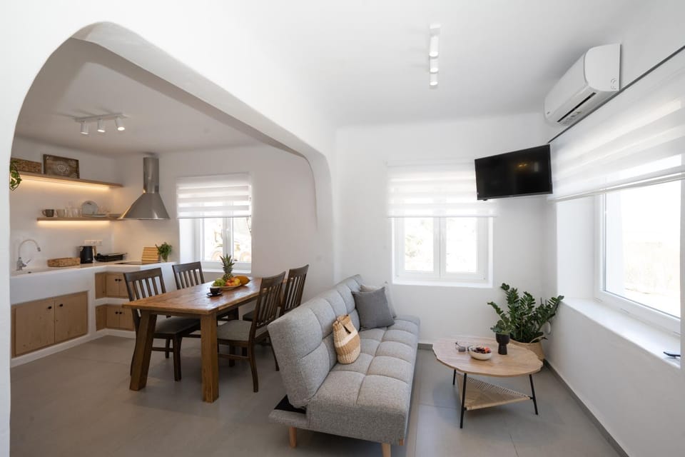TV and multimedia, Kitchen or kitchenette, Living room, Seating area, Dining area