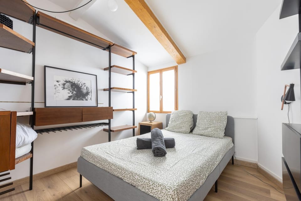 Photo of the whole room, Bedroom