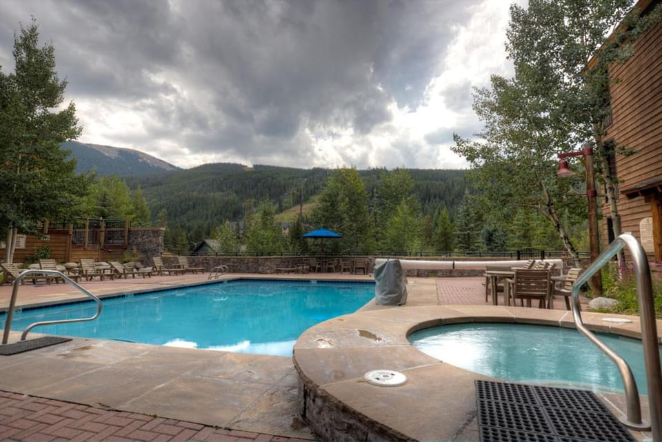 Property building, Day, Natural landscape, Hot Tub, Mountain view, Swimming pool