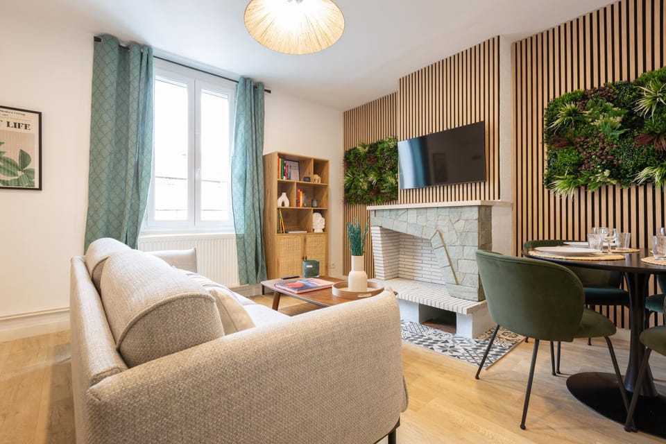 TV and multimedia, Living room, Seating area, Dining area