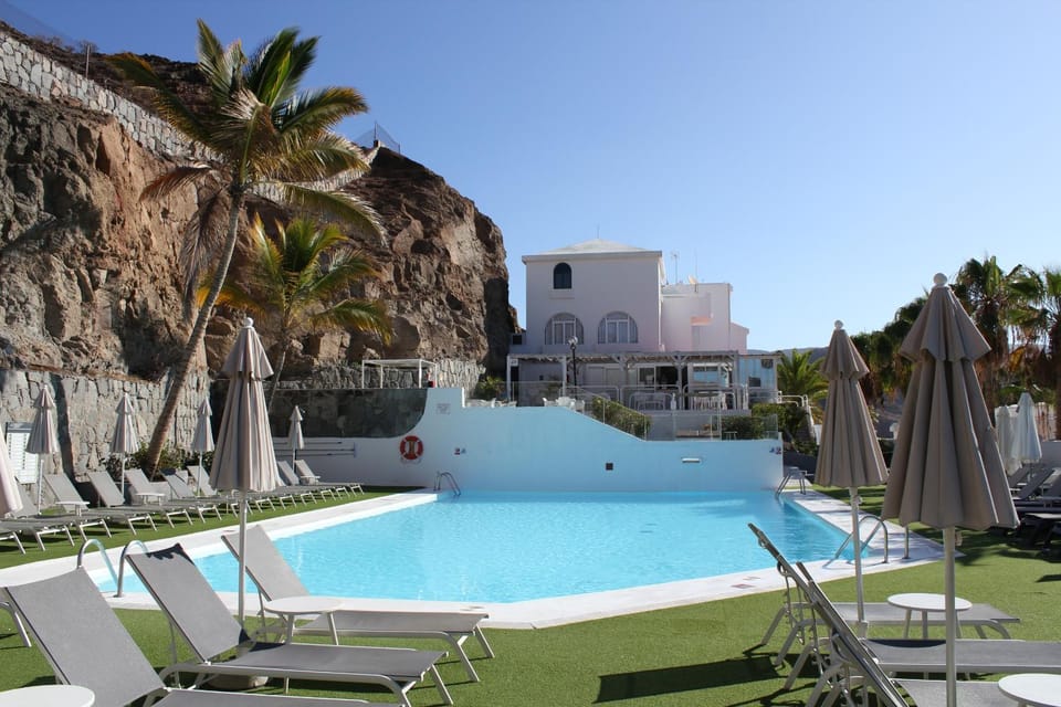 Swimming pool, sunbed