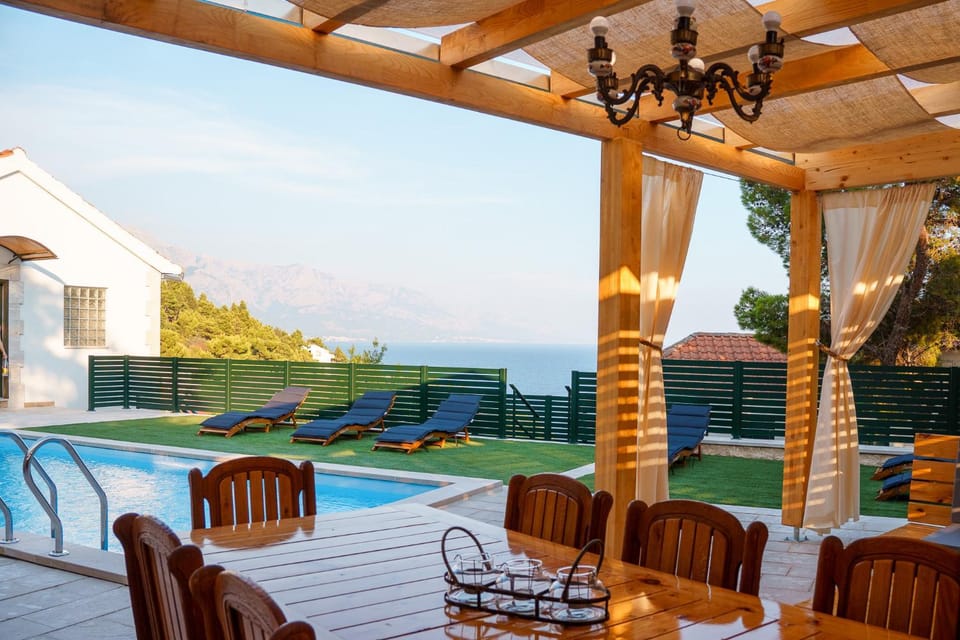 Holiday House Boban with Private Pool and Garage House in Split-Dalmatia County