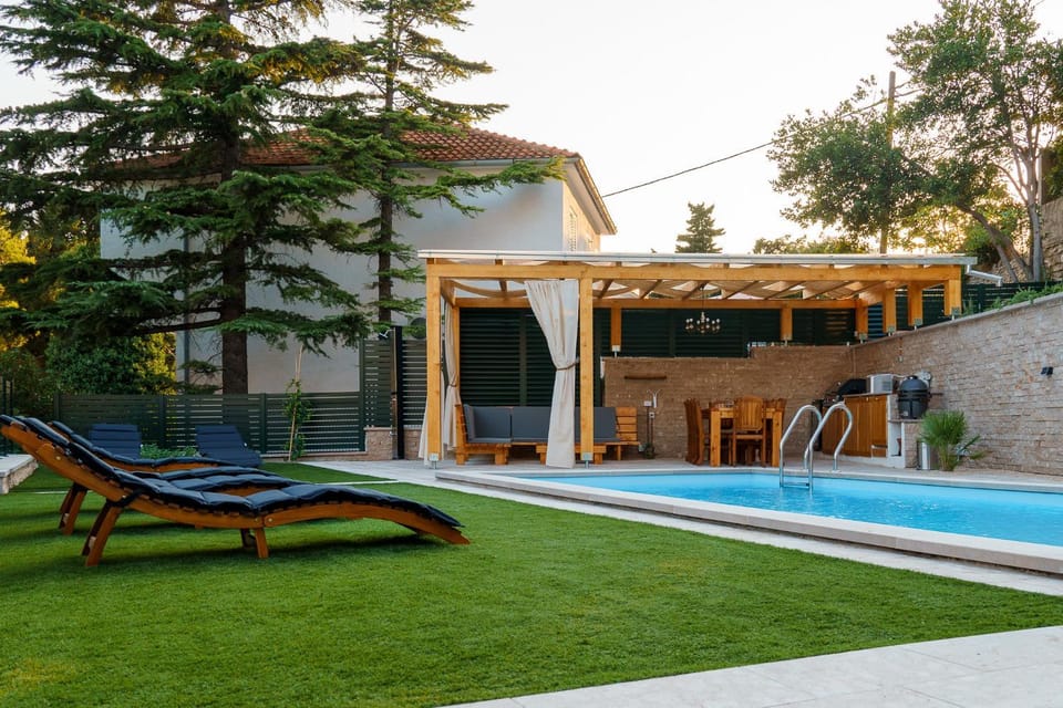 Holiday House Boban with Private Pool and Garage House in Split-Dalmatia County