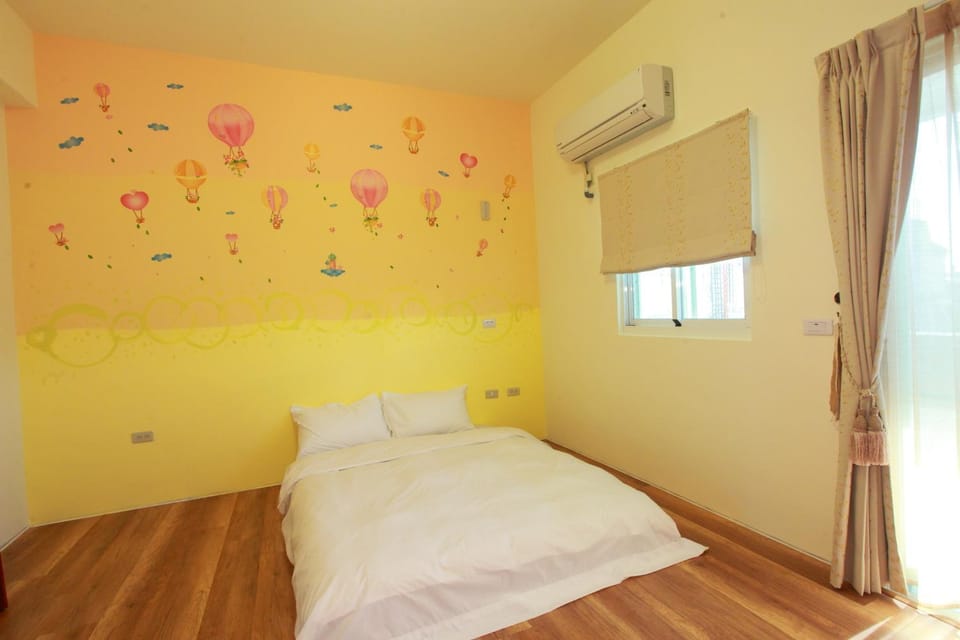 Photo of the whole room, Decorative detail