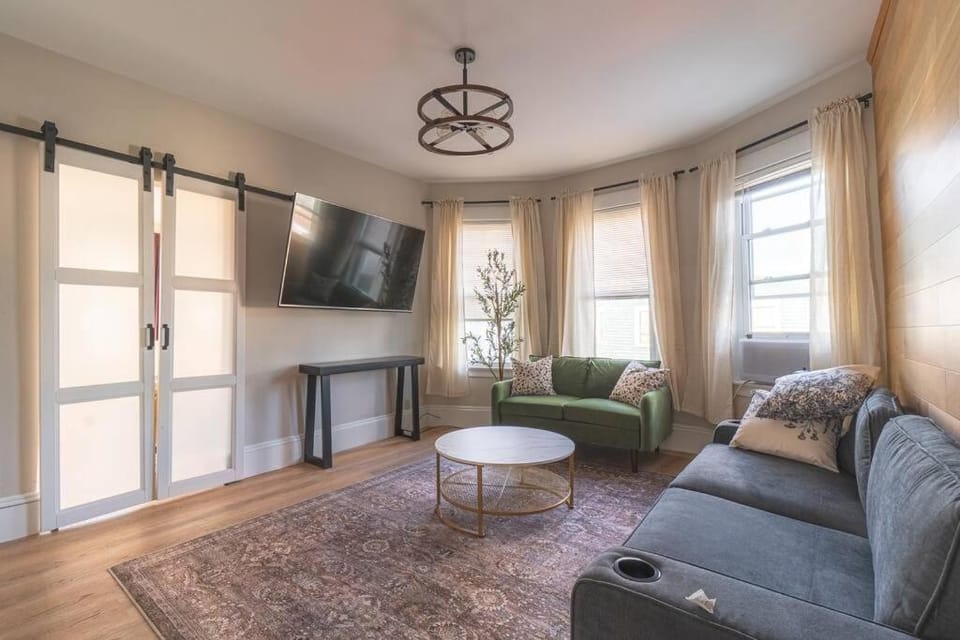 Charming 4 BDR - Walk to Downtown & Free parking! Apartment in Marblehead
