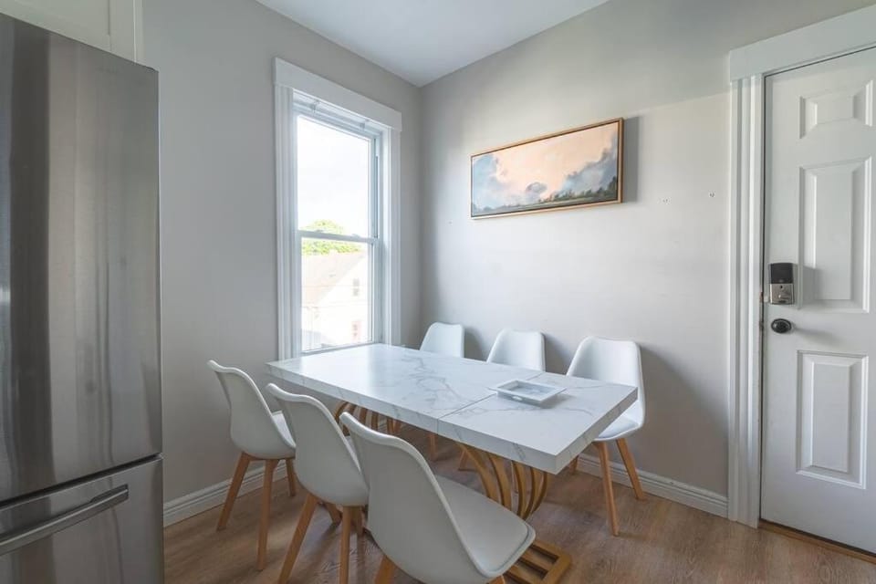 Charming 4 BDR - Walk to Downtown & Free parking! Apartment in Marblehead