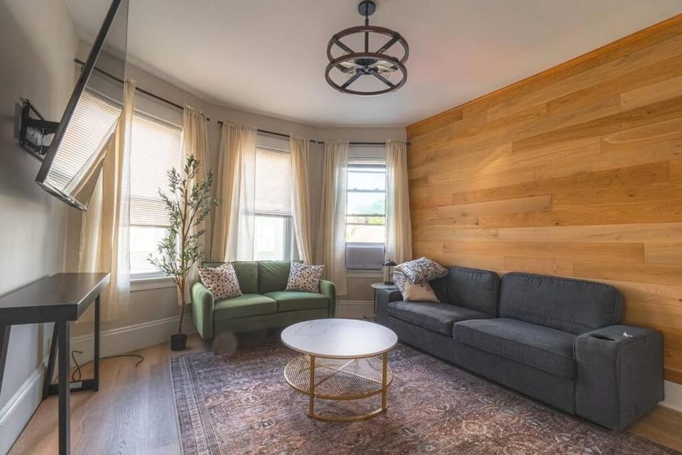 Charming 4 BDR - Walk to Downtown & Free parking! Apartment in Marblehead
