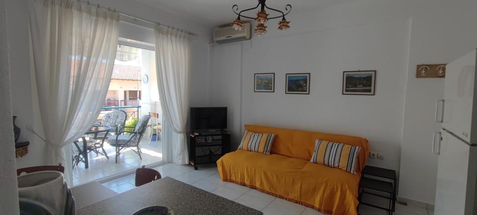 Bed, TV and multimedia, Living room, Photo of the whole room