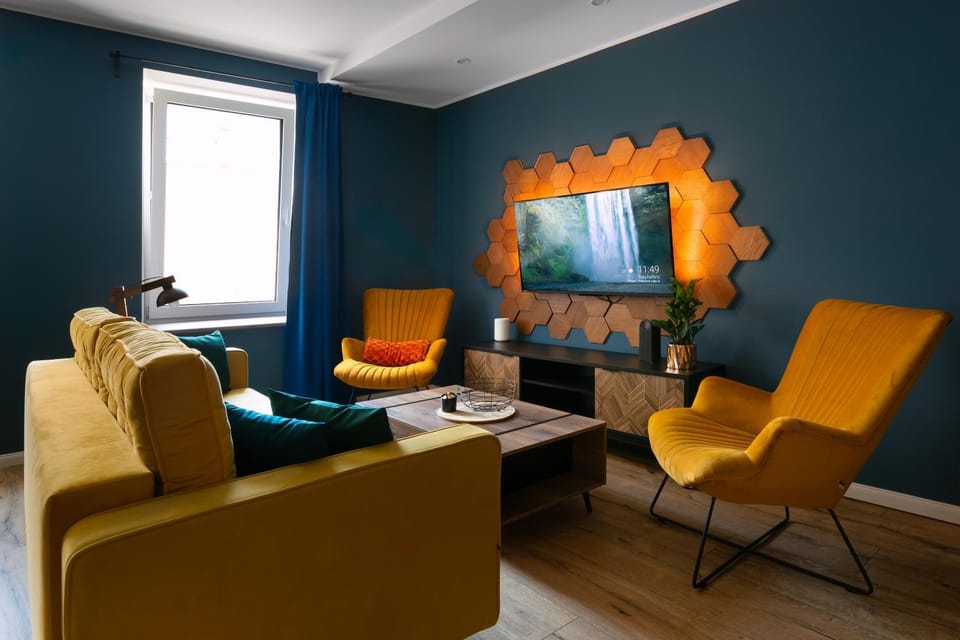 Communal lounge/ TV room, TV and multimedia, Living room, Seating area, Evening entertainment