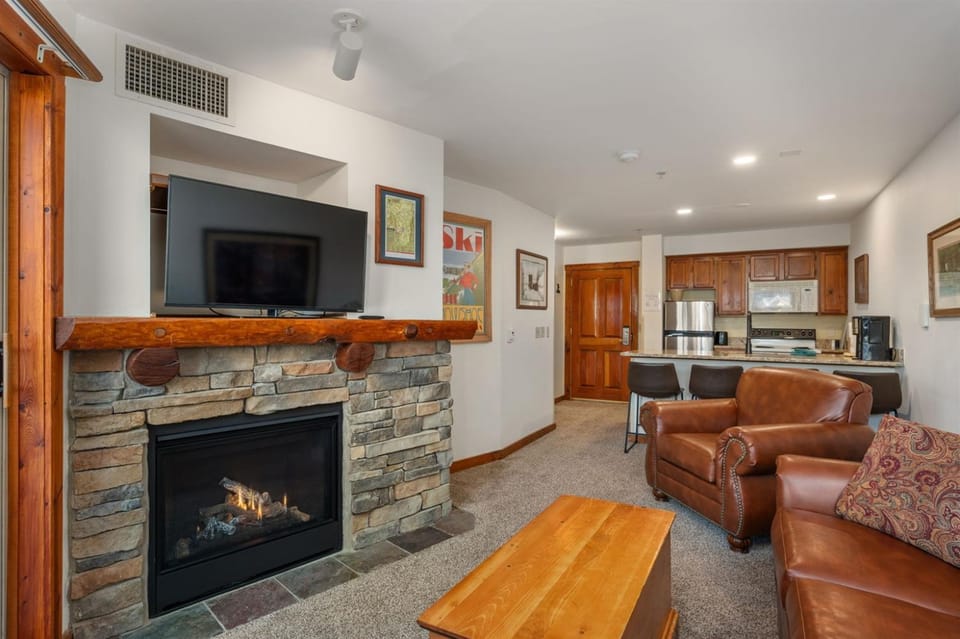 RF 219 Ski-InOut Hot Tub & Garage Sleeps 4 Apartment in Snowshoe