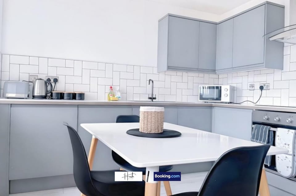 Coffee/tea facilities, Dining area, stove, toaster