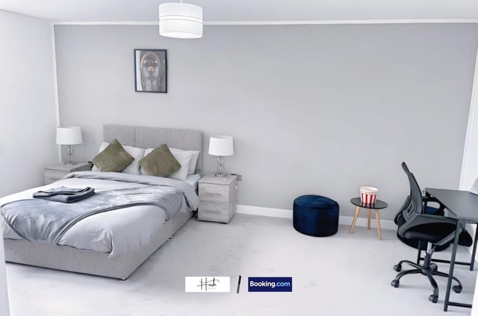 Bed, Seating area, Bedroom, towels