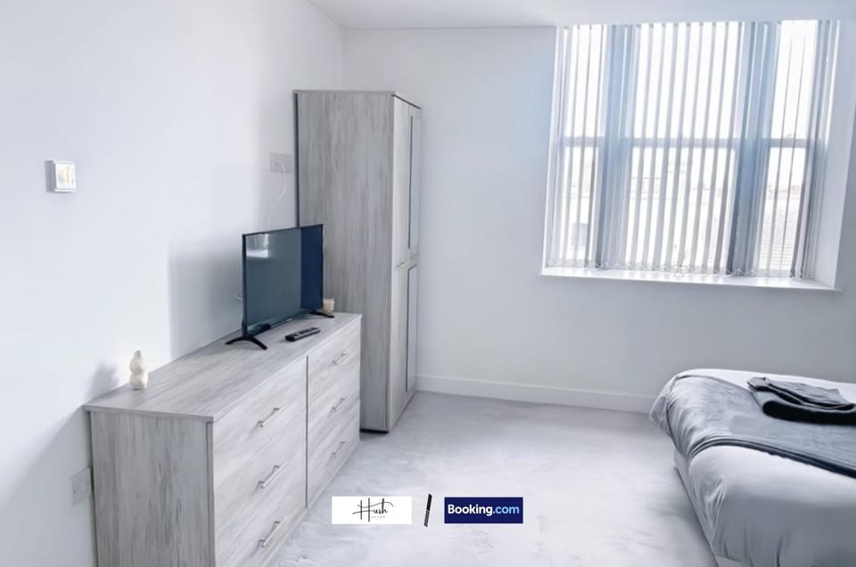 Bed, TV and multimedia, Bedroom, wardrobe