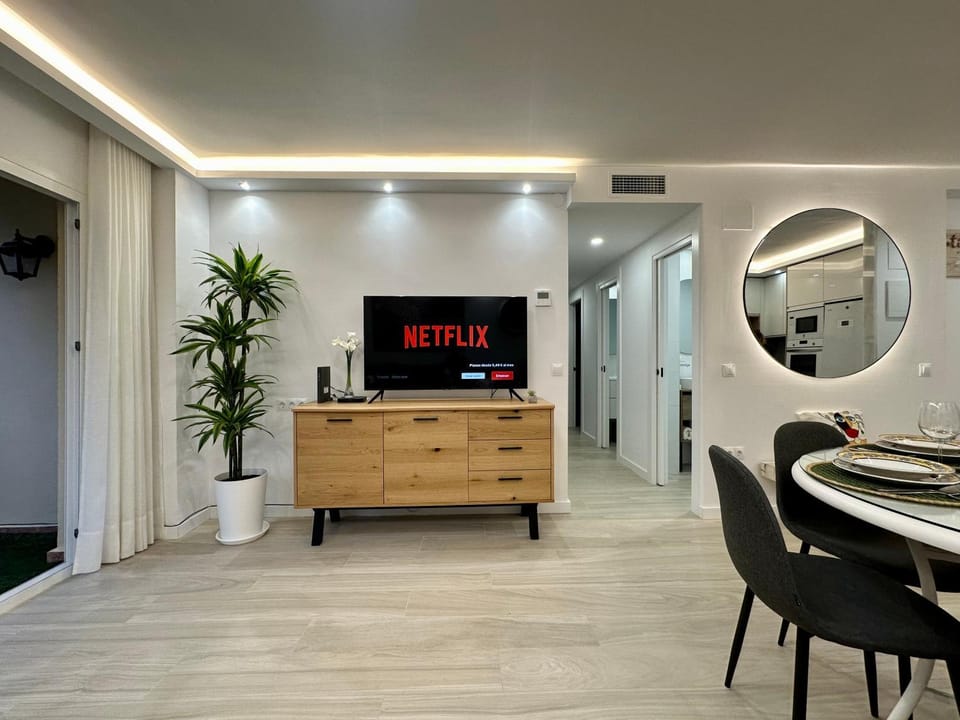 Communal lounge/ TV room, TV and multimedia, Dining area, Evening entertainment