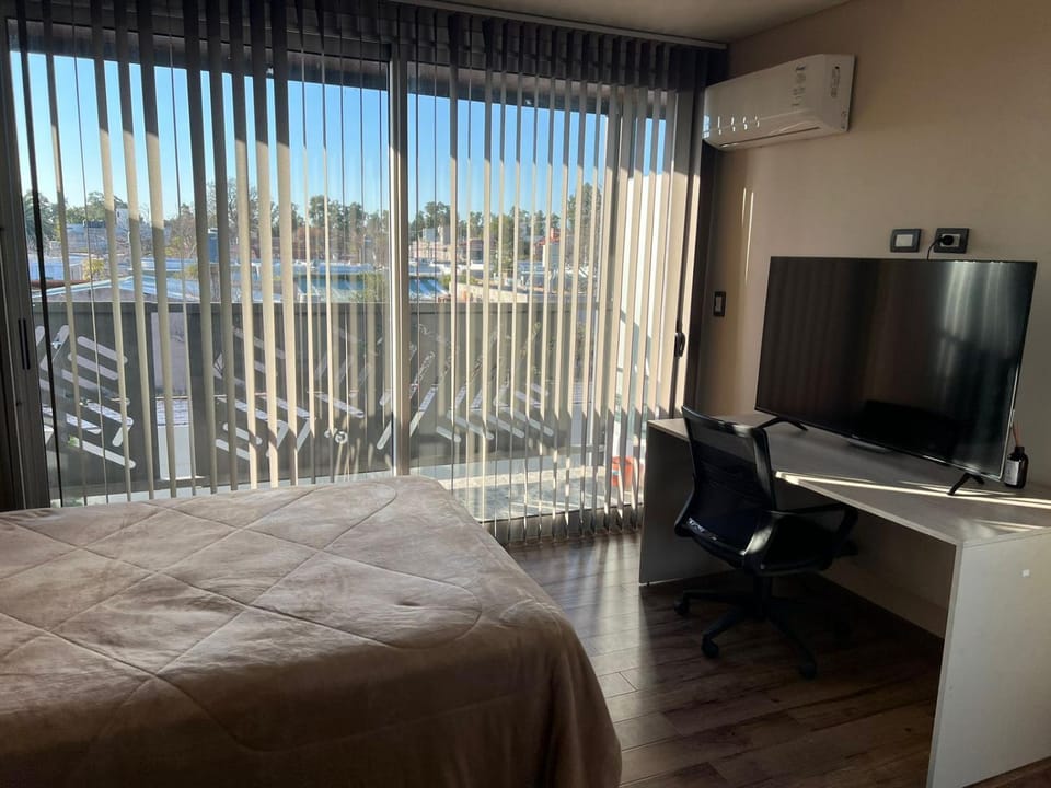 Bed, TV and multimedia, Photo of the whole room, Seating area, Bedroom, air conditioner
