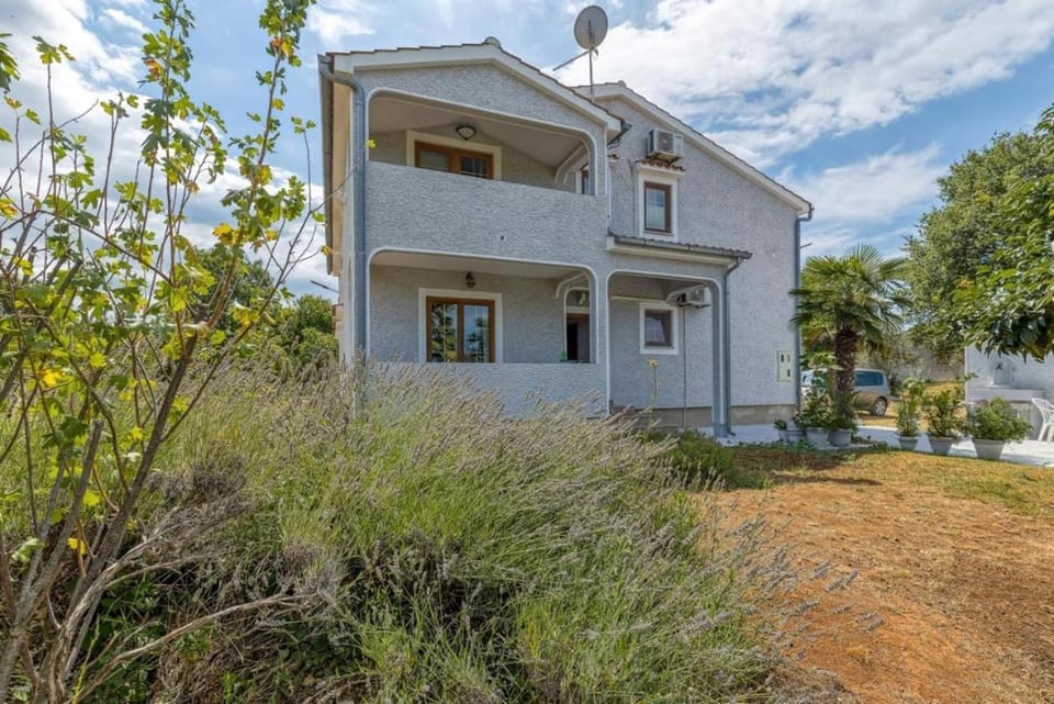 Property building, Day, Garden, Garden view