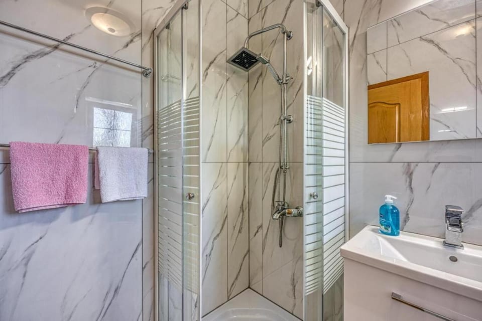 Shower, Bathroom, towels