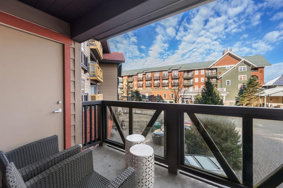 RF 222 Ski-InOut Private Balcony & Fireplace Sleeps 4 Apartment in Snowshoe