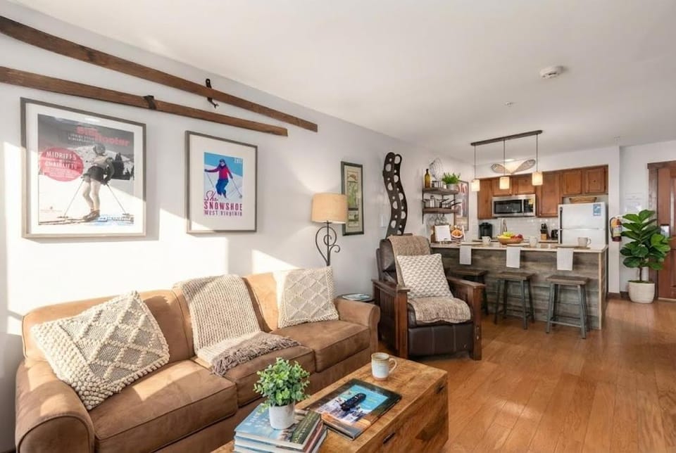RF 222 Ski-InOut Private Balcony & Fireplace Sleeps 4 Apartment in Snowshoe