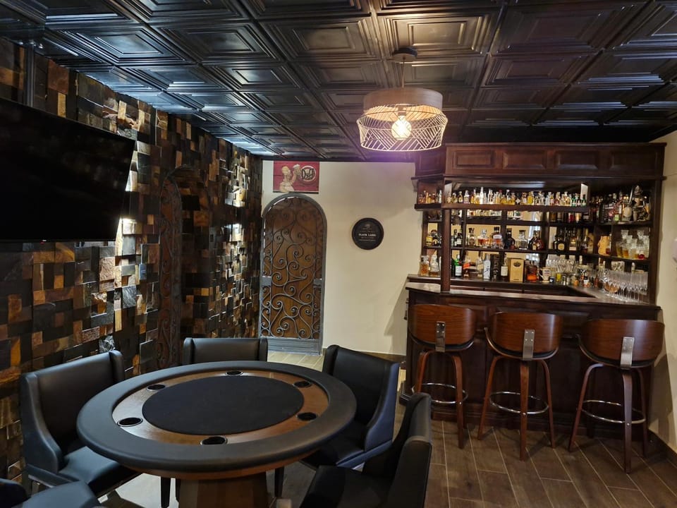 TV and multimedia, Lounge or bar, Drinks