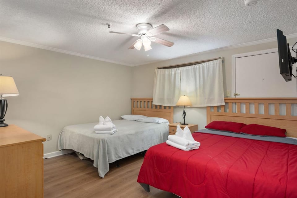 Snowshoe Ski-InSki-Out Steps to Ballhooter Lift Mountain Lodge Condo Apartment in Snowshoe