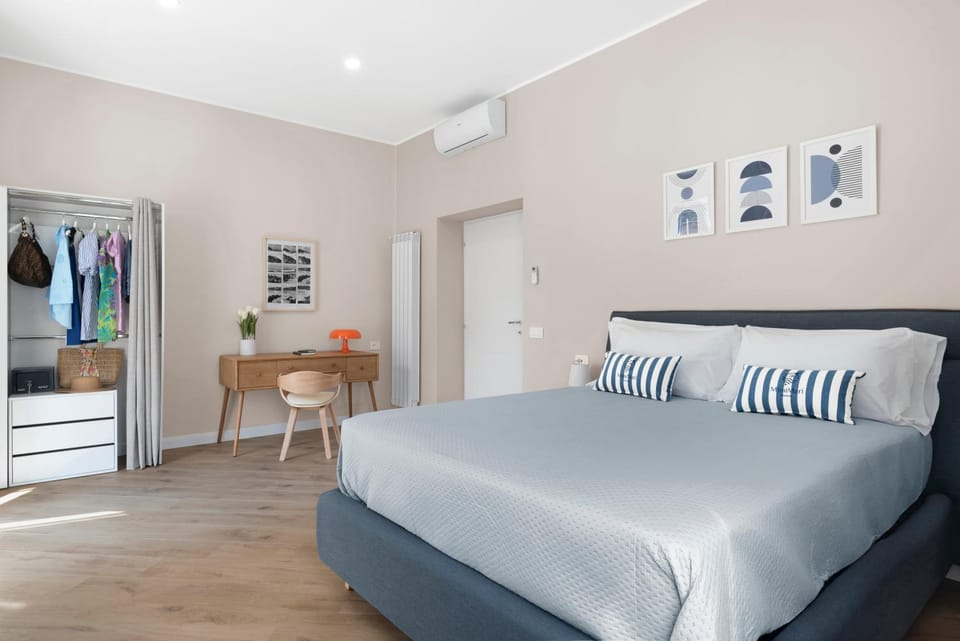 Bed, Bedroom, wardrobe, air conditioner