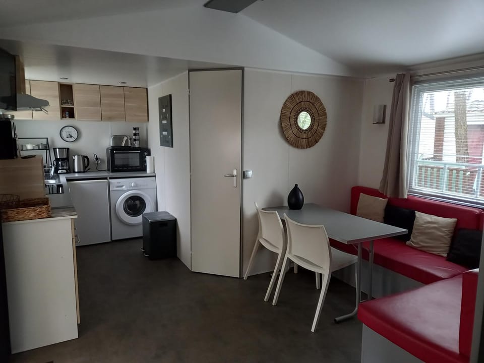 Kitchen or kitchenette, Dining area, oven, toaster, washing machine