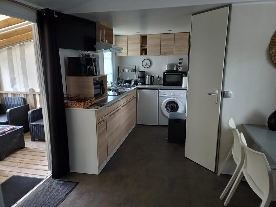 Kitchen or kitchenette, oven, toaster, washing machine