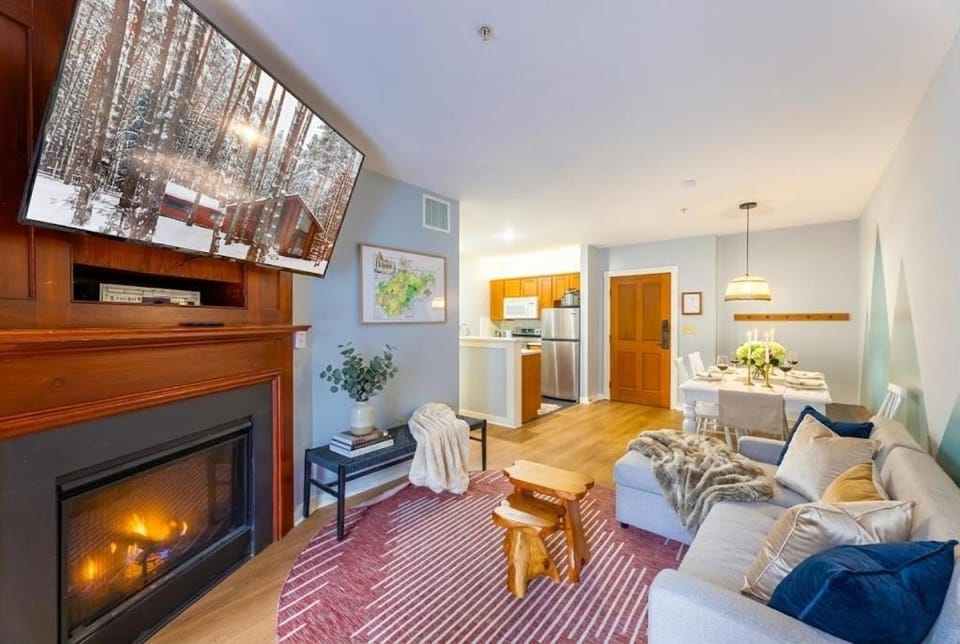 Pool View Condo w Hot Tub Ski-InOut Sleeps 10 Apartment in Snowshoe