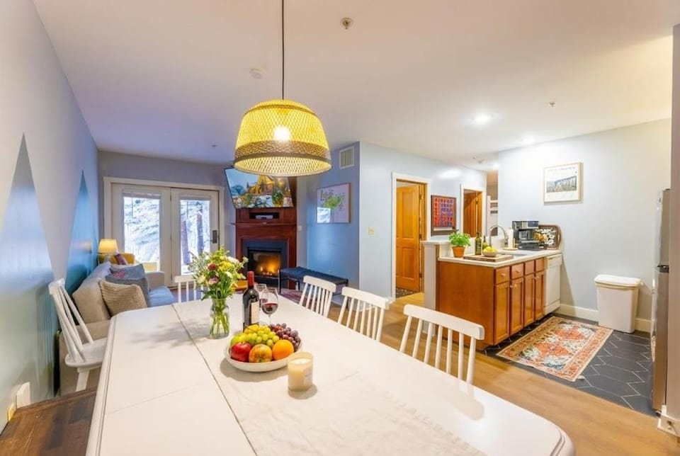 Pool View Condo w Hot Tub Ski-InOut Sleeps 10 Apartment in Snowshoe