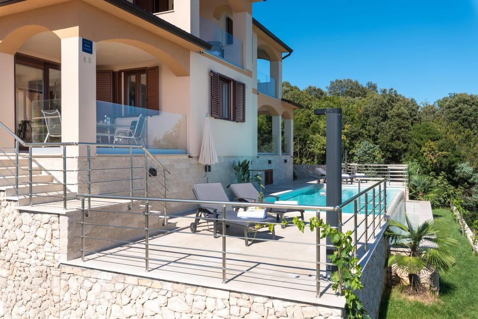Vila Girasole FeWo - Appartment House in Istria County