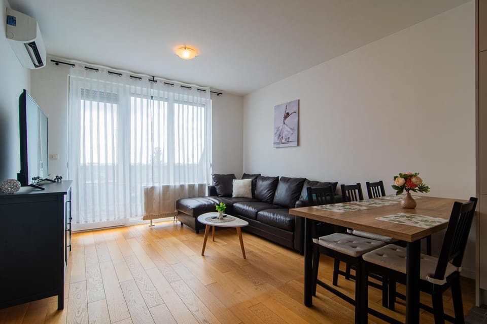 TV and multimedia, Living room, Seating area, Dining area, air conditioner