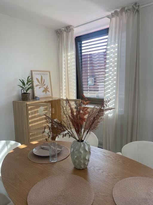 Decorative detail, Seating area, Dining area