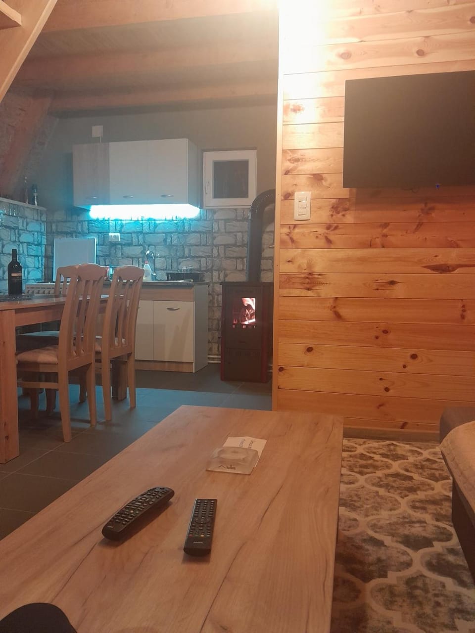 TV and multimedia, Kitchen or kitchenette, Living room, Seating area, Dining area